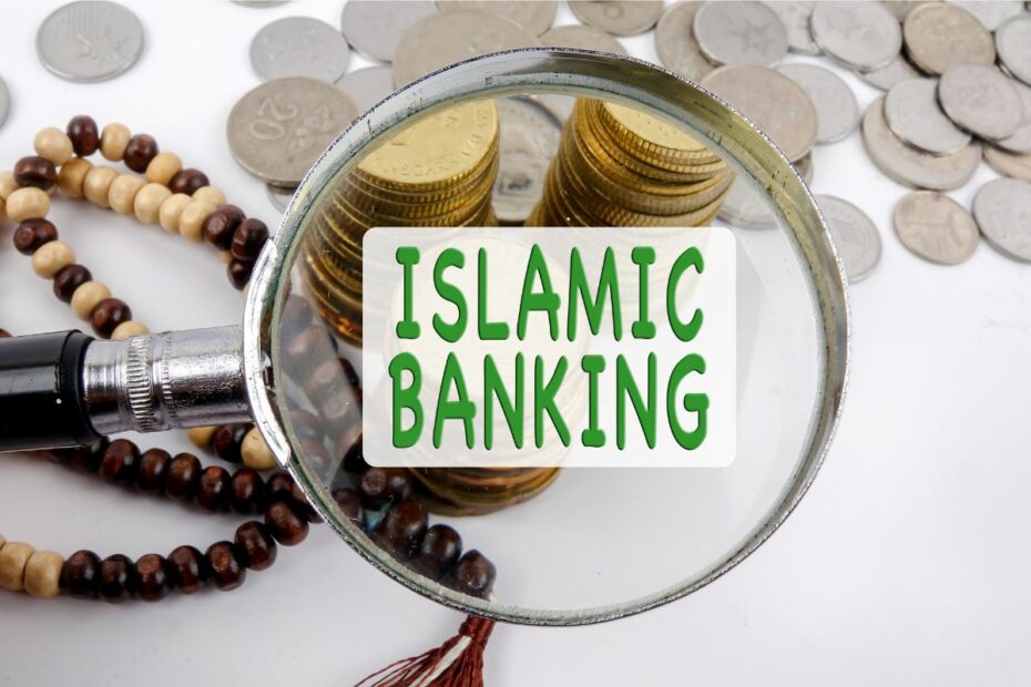 kaca pembesar dengan tulisan "ISLAMIC BANKING" beserta tasbih dan koin di belakangnya.