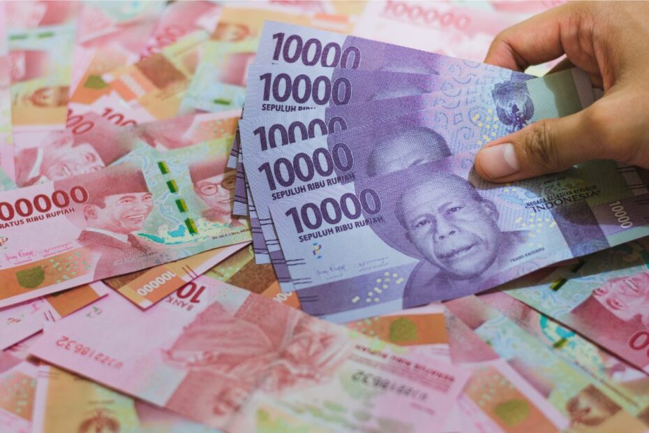 uang pecahan Rp10.000 dan Rp100.000.