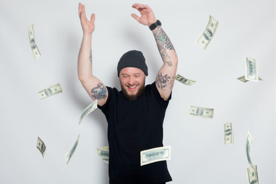 Seorang pria sedang menghamburkan uang dengan wajah bahagia.