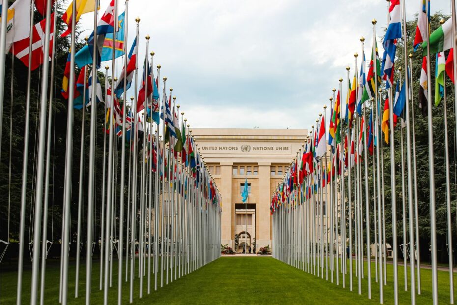 Bendera dari berbagai negara dipasang di depan gedung PBB.