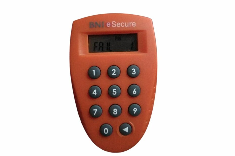 Perangkat BNI e-Secure berbentuk kalkulator kecil.
