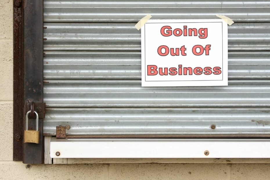 Gerbang toko dengan kertas tertempel bertuliskan "Going Out of Business".