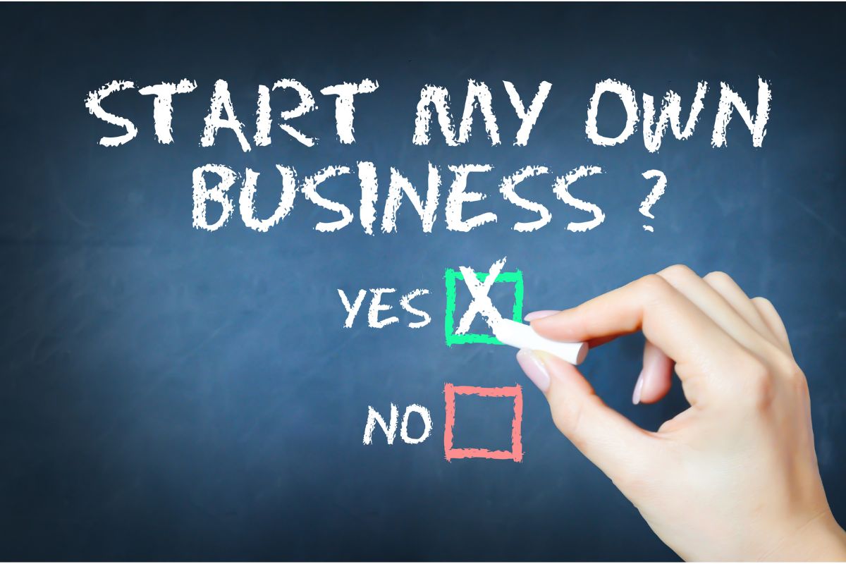 Ilustrasi sebuah tangan sedang membuat tanda X pada kolom "YES" untuk "START MY OWN BUSINESS?".