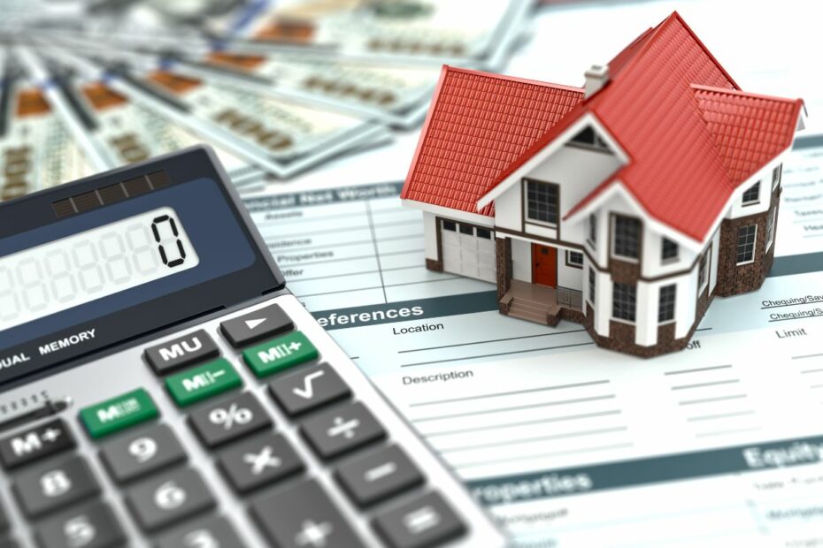 Miniatur rumah dan sebuah kalkulator di atas surat perjanjian pembelian rumah.