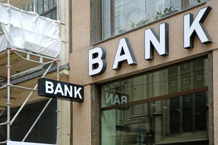 Gedung dengan papan bertuliskan "BANK".