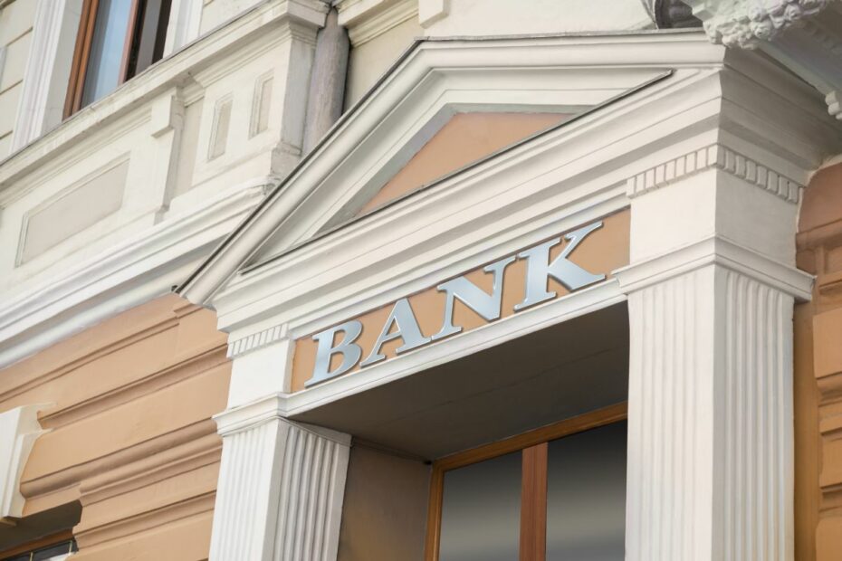 Gedung dengan plang bertuliskan "BANK".